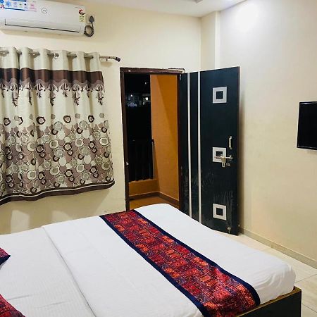 Hotel Meghmalhar Lodging Jejuri Buitenkant foto