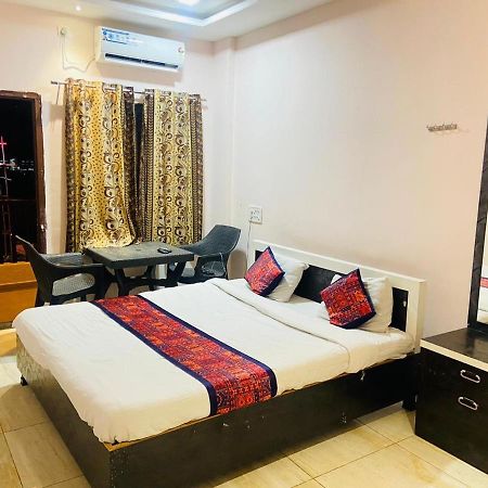 Hotel Meghmalhar Lodging Jejuri Buitenkant foto