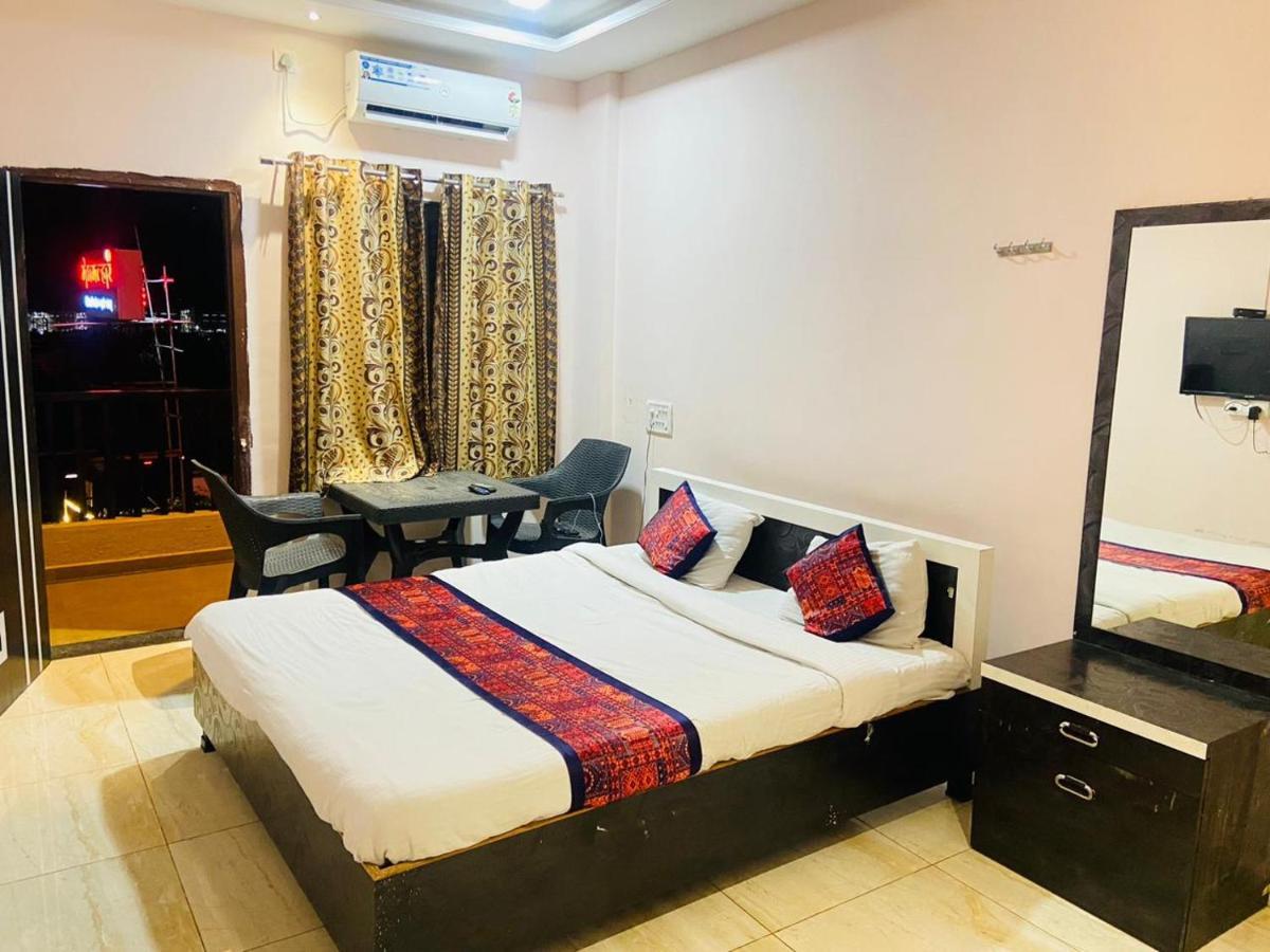 Hotel Meghmalhar Lodging Jejuri Buitenkant foto