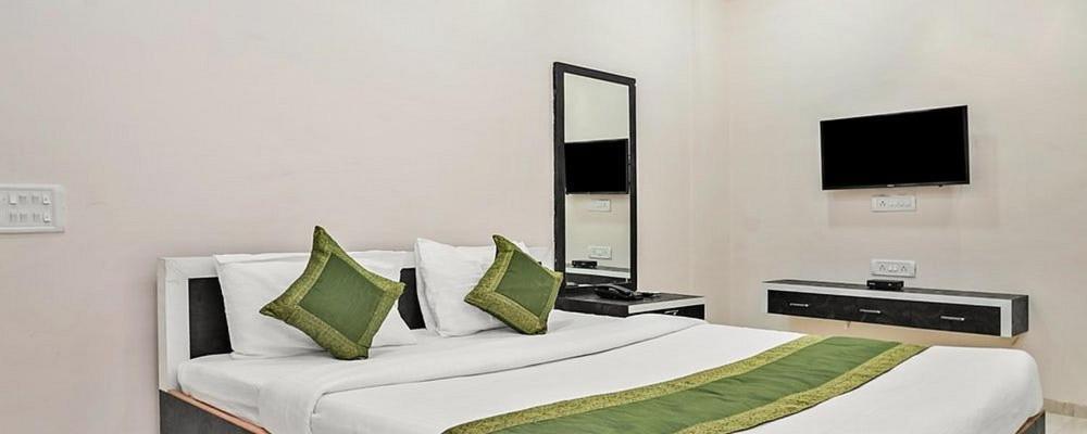 Hotel Meghmalhar Lodging Jejuri Buitenkant foto